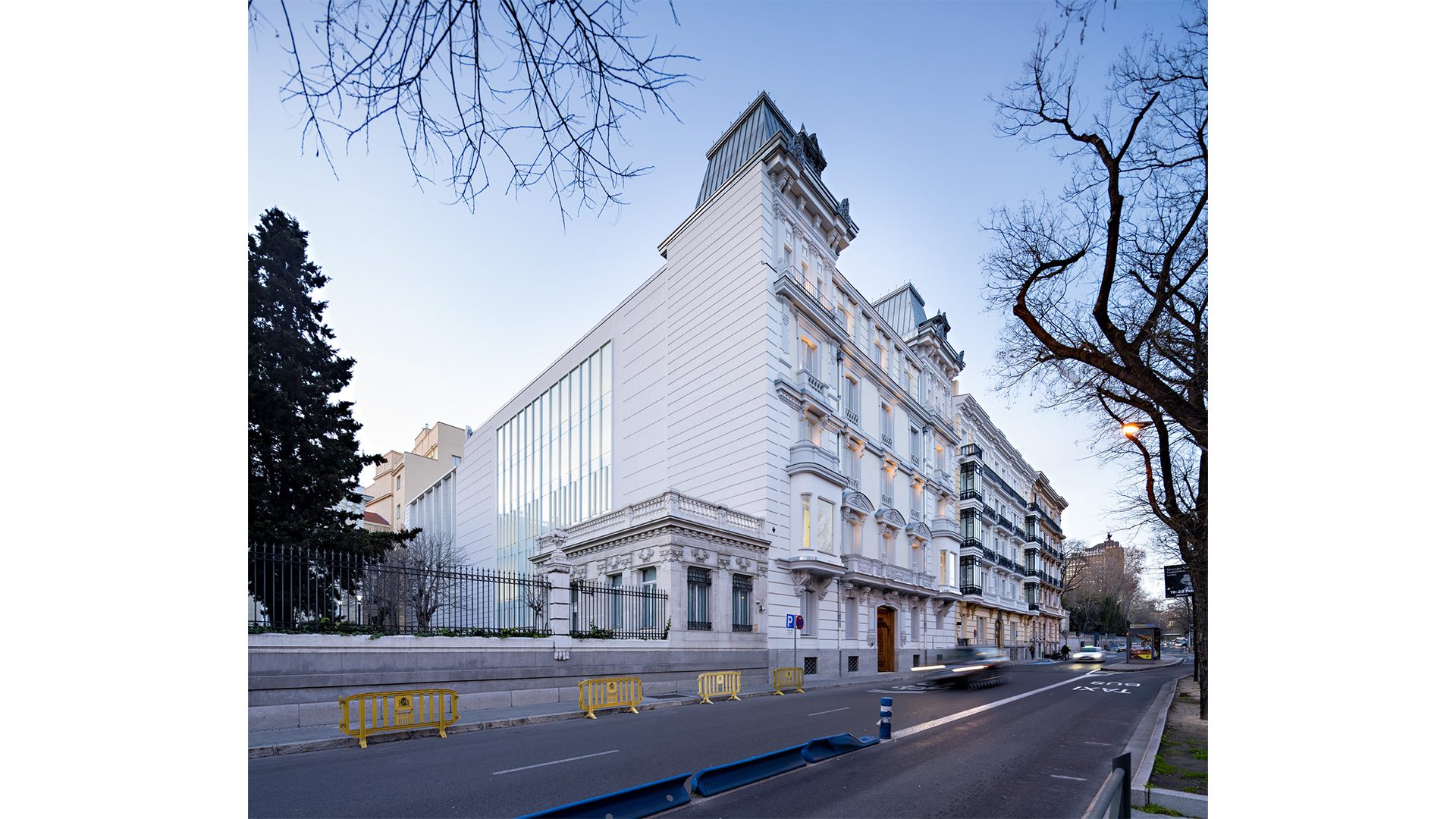 arquitectura-exterior-rehabilitación-historico-oficinas-iluminación-nocturna-passivhaus-lled-ais-paseo-castellana-19-madrid-sostenibilidad-01